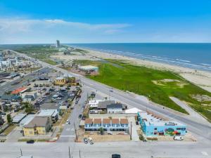 Cozy ocean view condo on Galvestons east end, close to cruise terminal