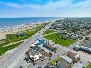 Cozy ocean view condo on Galvestons east end, close to cruise terminal