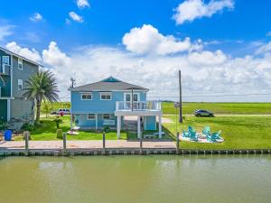 Cozy Canal-Front Beach Bungalow with Great Views