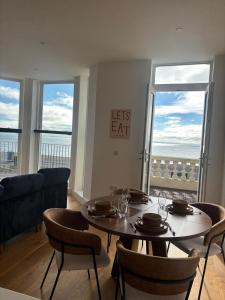 Luxury 2 Bedroom Apartment with Full Seaviews
