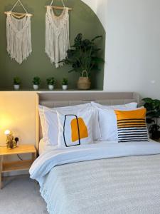 Luxury 2 Bedroom Apartment with Full Seaview's