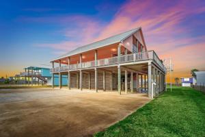Huge Home With Game Room, Large Deck and Bunk Room