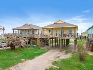 Classic Beach Home Near Beach and Pier with Huge Deck