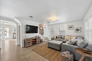 Cute bungalow with massive deck and fire pit, walk to Kemah Boardwalk