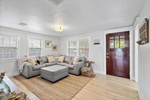 Cute bungalow with massive deck and fire pit, walk to Kemah Boardwalk