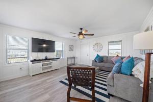 Cute beach house with large deck and fire pit, close to the beach