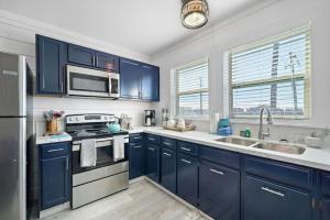 Cute beach house with large deck and fire pit, close to the beach