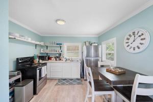 Cute and cozy beach bungalow near the seawall