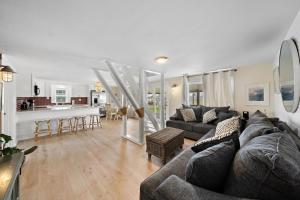 Beach Home With Game Room, Tiki Bar and Fire Pit