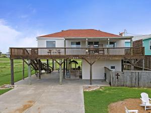 Beach Home With Game Room, Tiki Bar and Fire Pit
