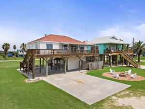 Beach Home With Game Room, Tiki Bar and Fire Pit