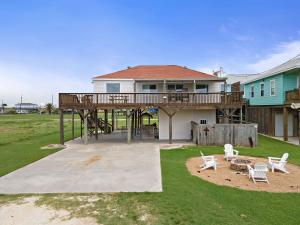 Beach Home With Game Room, Tiki Bar and Fire Pit