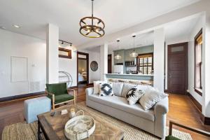 Stylish, historic loft in Downtown Galveston, 3 blocks to The Strand