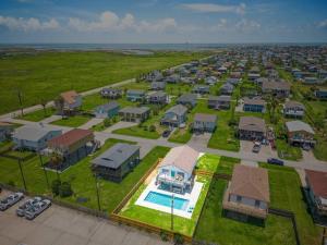 Jamaica Beach home with private pool, close to beach