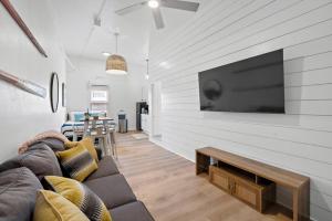 Modern Downtown Galveston Loft, Walk to The Strand