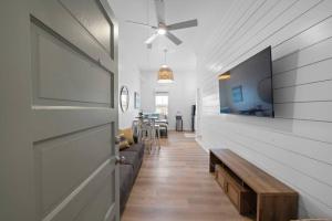 Modern Downtown Galveston Loft, Walk to The Strand