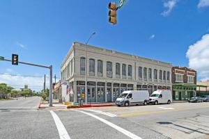 Modern Downtown Galveston Loft, Walk to The Strand