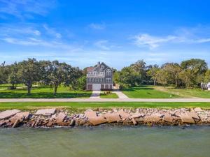 Stunning bayfront home with spacious deck and incredible Galveston Bay views