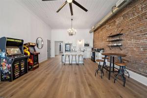 Spacious Loft, Close to The Strand, Port, and Beach