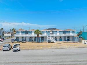 Studio condo near downtown and cruise terminal, across from the Seawall