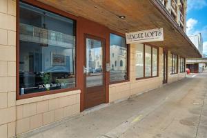 Historic loft in downtown Galveston close to everything