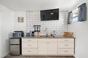 Cozy studio across the street from the seawall and close to Cruise Terminal