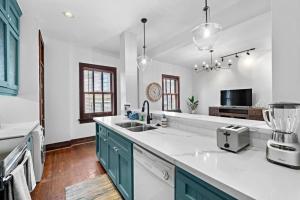 Historic loft in the heart of lively downtown Galveston and close to the Strand