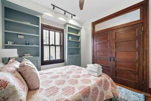Historic loft in the heart of lively downtown Galveston and close to the Strand