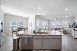 Huge beach house with private boardwalk and gorgeous bay views