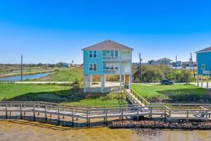 Huge beach house with private boardwalk and gorgeous bay views