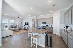 Huge beach house with private boardwalk and gorgeous bay views