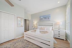 Pool Paradise in Kemah next to Cien Park and minutes from fun at the Kemah Boardwalk