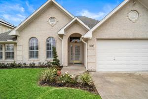 Pool Paradise in Kemah next to Cien Park and minutes from fun at the Kemah Boardwalk