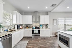 Gorgeous Bayfront Home with Scenic Water Views, Private Boardwalk and Fishing