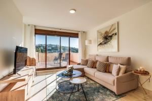 Estepona Golf 2BR Apartment - Private Terrace, Beautiful Views, Near Beach