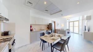 Vacationer Holiday Homes l Elegant 1 Bed 19th Floor I Business Bay I Steps to the Canal