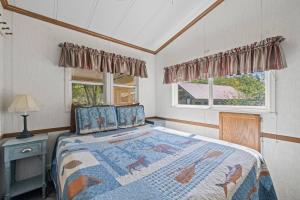 Streams & Dreams - Hidden River Gem, Mountain Views, Fishing, and Hiking!
