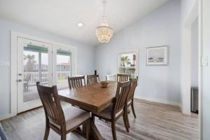 Beach bungalow with large, wrap-around deck, close to beach