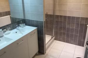 3-Bed House - Sleeps 6 - Garden Balcony Parking