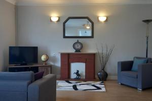 3-Bed House - Sleeps 6 - Garden Balcony Parking