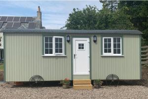 Woodhead Shepherds Hut - Sleeps 2 - Parking