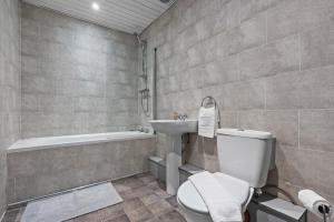 5-Bedroom Contractor Home near CBS Arena