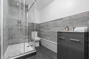 5-Bedroom Contractor Home near CBS Arena