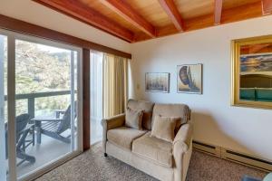 Steps to Otter Crest Beach: Studio w Resort Perks