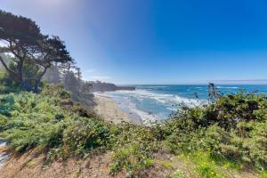Steps to Otter Crest Beach: Studio w Resort Perks