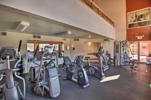 3 Mi to Sabino Canyon Condo with Resort Perks!