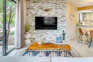 3 Mi to Sabino Canyon Condo with Resort Perks!