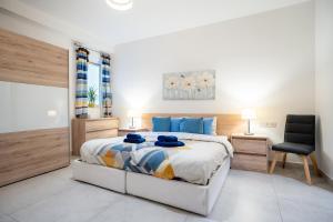 The Strand Waterfront Apartment with 3 Bedrooms, 4 Bathrooms, Private Garage