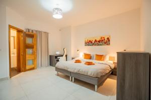 The Strand Waterfront Apartment with 3 Bedrooms, 4 Bathrooms, Private Garage