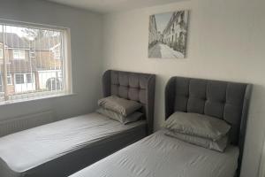 4 Bedroom House - Sleeps 6 - Garden Bbq Parking